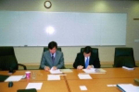 조인서에 서명 중인 SK케미칼 신승권 대표(左)와 테이코쿠 제약 기타가와 대표(右)