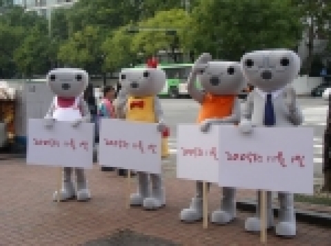 지난 11월 21일부터 강남, 삼성, 신촌 등 각 지역에 나타난 미스터리 가족 ‘누리셈’.  전국민을 대상으로 오는 11월 1일부터 보름동안 실시되는 인구주택총조사에 대한 홍보 이