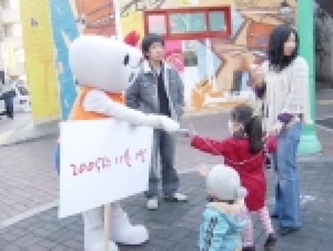 지난 11월 21일부터 강남, 삼성, 신촌 등 각 지역에 나타난 미스터리 가족 ‘누리셈’.  전국민을 대상으로 오는 11월 1일부터 보름동안 실시되는 인구주택총조사에 대한 홍보 이