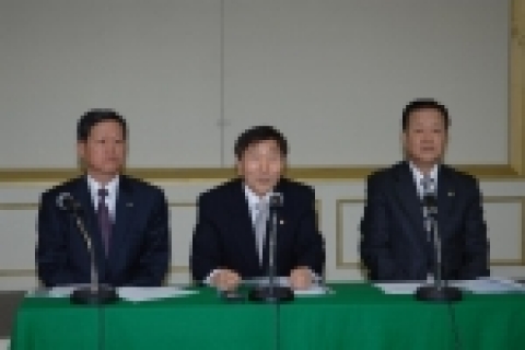 김성진 중소기업청장(가운데), 김규복 신용보증기금 이사장(왼쪽), 한이헌 기술신용보증기금 이사장이 10월24일 오전 중소기업협동조합중앙회에서 공동브리핑을 갖고, 올 4/4분기에 신보와 기보를 통해 신규보증 2조5,000억원 등 총 11조2,000억원(신보 7.7조, 기보 3.5조)의 신용보증을 공급한다는 내용의 '중소기업 신용보증 지원방안’을 발표하고 있다.
