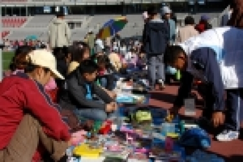 일산서구청이 주최하고 새마을운동 고양시지회와 점프벼룩시장협의회가 공동으로 마련한 푸른고양나눔장터에는 3만여명이 넘는 시민이 참여하여 성황을 이뤘다