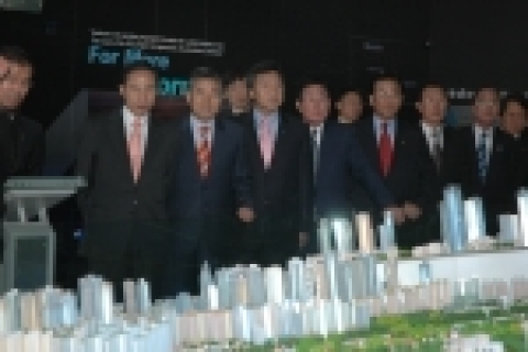 이의근 경상북도지사는 2005. 10.24(월) 인천 송도 갯벌타워 국제회의장에서 개최된 제14차 전국시도지사협의회에 참석하여 11층에 마련된 경제자유구역 홍보관을 둘러보고 있다.