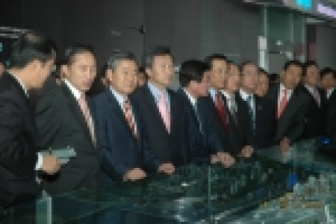이의근 경상북도지사는 2005. 10.24(월) 인천 송도 갯벌타워 국제회의장에서 개최된 제14차 전국시도지사협의회에 참석하여 11층에 마련된 경제자유구역 홍보관을 둘러보고 있다.