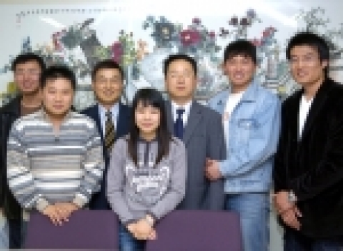 24일 학과발전기금 전달한 행정학과 학생들(우측 두 번째가 배기탁씨)와 성도경 학과장(중앙)