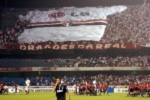 사진은 최근 브라질 모룸비(Morumbi)경기장에서 열린 중남미 국가간 프로축구대회에서 LG전자가 공식 후원하는 상파울로FC 우승을 축하하며, 8만여명의 관중이 LG로고가 새겨진 50미터 크기의 대형 유니폼을 관중석에 펼치고 있는 모습.