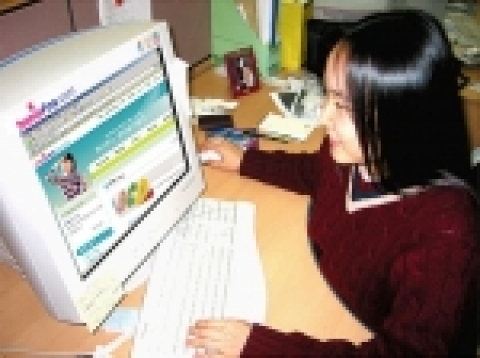한 수험생이 하나포스 영어듣기 평가로 공부하고 있다