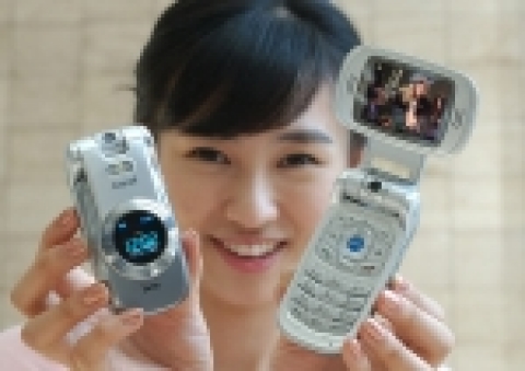 삼성전자가 가로보기 화면으로 화상통화와 PMP(Portable Multimedia Player)기능을 즐길 수 있는 '가로보기 비주얼폰(SCH-V700)'을 출시한다.