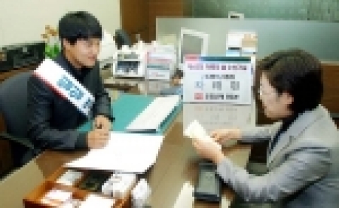 본점 영업부에서 차태현씨와 최원석 조흥은행 부행장이 고객들에게 기념품을 전달해주고 있는 장면