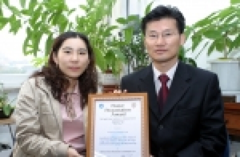 전북대학교 자연과학대학 화학과 강성호 교수와 대학원생 이승아 학생은 지난 16일부터 나흘간 대만국립대학에서 열린 Asianalysis VIII에서 최고의 포스터발표상인 