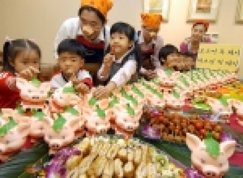 &#039;저축의 날’을 맞아 양돈자조금관리위원회는 25일 서울의 한 유치원에서 저축을 장려하는 의미로 ‘돼지 저금통’을 증정하고 국산 돼지고기로 만든 요리를 제공했다.