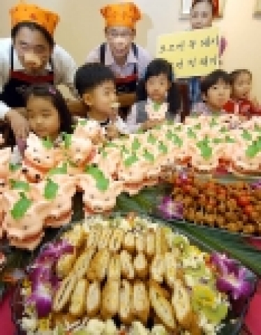 &#039;저축의 날’을 맞아 양돈자조금관리위원회는 25일 서울의 한 유치원에서 저축을 장려하는 의미로 ‘돼지 저금통’을 증정하고 국산 돼지고기로 만든 요리를 제공했다.