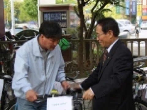 마두2동사무소와 주민자치위원회는 지난 24일 오후 동무소 2층 대회의실에서 주민자치위원장, 동장, 김태임시의원, 국민기초수급자 등 30여명이 참석한 가운데『나눔의 사랑 실천을 위한』사랑의 자전거 기증행사를 가졌다.