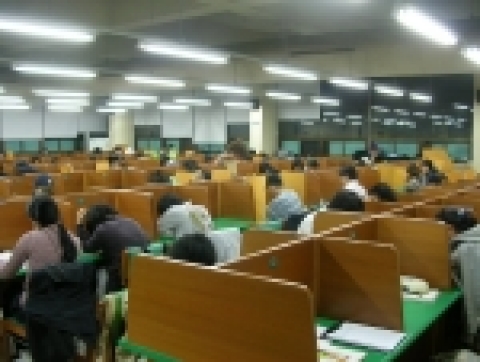 시험기간 중 한 도서관에서 대학생들이 공부를 하고 있다.
