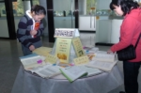 조선대 중앙도서관 1층 로비에 양심불량코너가 만들어졌다.