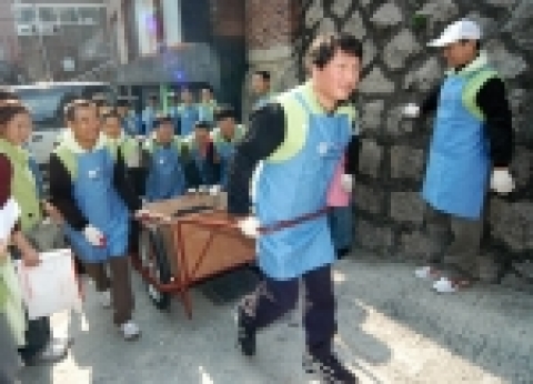 SK그룹은 25일  최태원 SK㈜ 회장 및 SK(주), SK네트웍스, SK엔론, SK가스 등 에너지 관련 기업 임직원이  소외계층의 따뜻한 겨울나기를 위한 ‘사랑의 연탄 나눔’ 자원봉사활동을 서울 종로구에서 펼쳤다고 밝혔다.