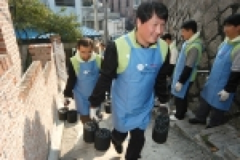 SK그룹은 25일  최태원 SK㈜ 회장 및 SK(주), SK네트웍스, SK엔론, SK가스 등 에너지 관련 기업 임직원이  소외계층의 따뜻한 겨울나기를 위한 ‘사랑의 연탄 나눔’ 자원봉사활동을 서울 종로구에서 펼쳤다고 밝혔다.
