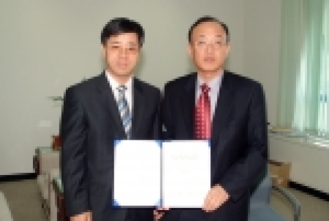 강원대학교는 라오스 루앙프라방 국립대 설립에 따른 농학계 3개 학과 교육지원사업에 참여하기로 하고 2005년 10월 25일(화) 오전 11시 사업 수주기관인 시너지비전과 계약을 체결하였다