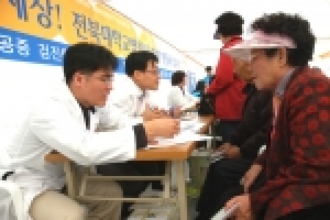 전북대학교병원 기능성식품 임상시험지원센터는 전주국제발효식품엑스포 전시1관에 홍보부스를 마련, 엑스포에 참여한 식품업체를 대상으로 ‘기능성식품 컨설팅’을 전개해 큰 반응을 이끌었다.