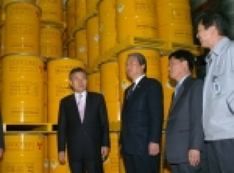 이의근 경상북도지사는 10월 25일(화) 오후 3시 경주 월성 원전을 방문하여 원전내 임시저장시설을 살펴보고 중저준위방사성폐기물 처분 및 저장실태를 직접 점검하는 등 안전성을 직접 확인하고 원전 관계자를 격려했다.