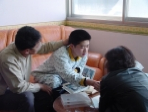싸이월드 회원들의 도움을 받아 실종된지 3주 만에 부모 품에 안기게 된 15세 정신지체 장애자 조철재 군