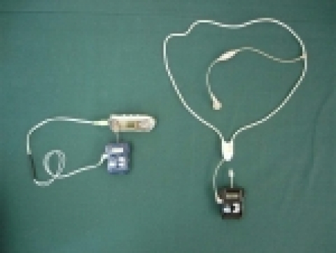 ETRI가 개발한 무선 LCD MP3와 지그비가 연결된 모습(좌측), 우측은 목걸이형 지그비의 모습