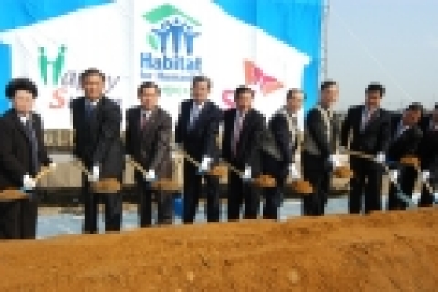 SK는 경기도 수원시 권선구 곡반정동에서 해비타트, 수원시와 공동으로 무주택 서민에게 집을 지어주는 '해비타트-SK행복마을' 조성을 위한 기공식을 가졌다. 사진 왼쪽에서 네번째부터 최신원 SKC회장, 김용서 수원시장, 최용환 수원성감리교회 원로목사, 정근모 해비타트 이사장, 이기우 열린우리당 국회의원, 김명수 수원시의회 의장