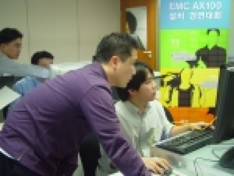 'EMC 클라릭스 AX100 설치 경연대회' 참가자들이 직접 스토리지를 설치하고 있다.
