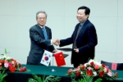 한국증권업협회는 10월 26일 중국 북경에서 중국증권업협회와 상호업무협력에 대한 양해각서(MOU)를 체결하고 상시 정보교환 채널을 구축하기로 하였다. (사진 왼쪽부터 황건호 한국증