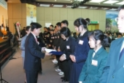 재단법인 경남은행 장학회(이사장 정경득)는 지난 26일(수) 저녁 6시 경남은행 본점 대강당에서 ‘2005 경남은행 장학회의 밤’ 행사를 개최하고 경남은행 장학생으로 선발된 150여명의 학생들에게 장학금과 장학 증서를 전달하였다.