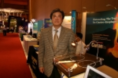 순천향대병원 소화기병센터 조주영교수가 코엑스에서 개최된 APDW2005 행사시 포크나이프가 전시된 부스앞에서 기념촬영을 하고 있다.