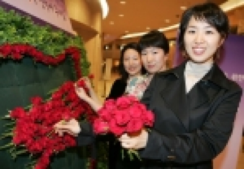 다국적제약사 글락소스미스클라인(GSK)는 26일 서울 예술의 전당에서 개최된 &#039;간염없는 세상을 위한 강동석의 희망 콘서트&#039;에서 관람객들이 구입한 장미꽃으로 건강한 간(肝)을 만드는 즉석 모금행사를 가졌다.