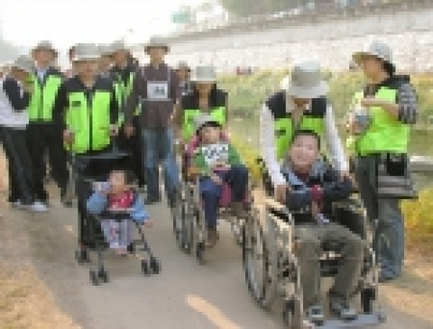 KT수도권강북본부(본부장 신헌철) 사랑의 봉사단은 26일 성동장애인 복지관(관장 박정숙) 장애우 130명과 함께하는 청계천 걷기대회를 개최했다.