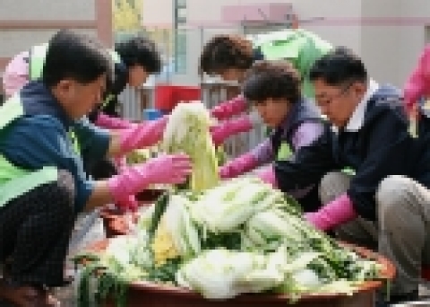KT수도권서부본부(본부장 신헌철) 사랑의 봉사단은 인천광명원 복지사들과 함께 지난 26일 부터 ‘사랑나눔 김치담그기’ 봉사활동을 펼쳤다.