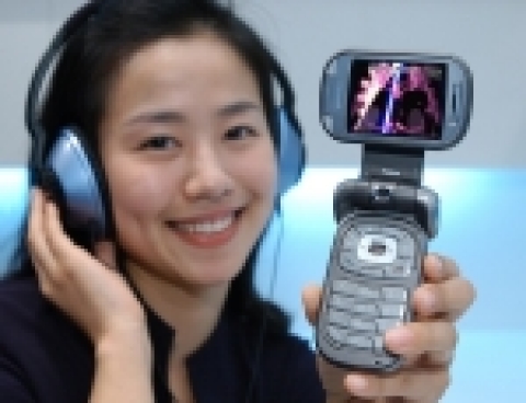 삼성전자가 오디오 파일을 4배 더 저장할 수 있는 KTF용 '가로본능 위성DMB폰'(모델명: SPH-B2500)을 선보인다.