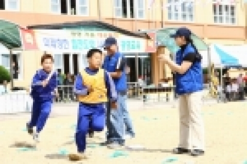 지난 9월29일 수원공장 직원들이 광명초등학교 운동회에서 자원봉사활동을 펼치고 있는 모습. 이 운동회 사진도 직원들이 직접 촬영해 졸업앨범에 들어가게 된다.