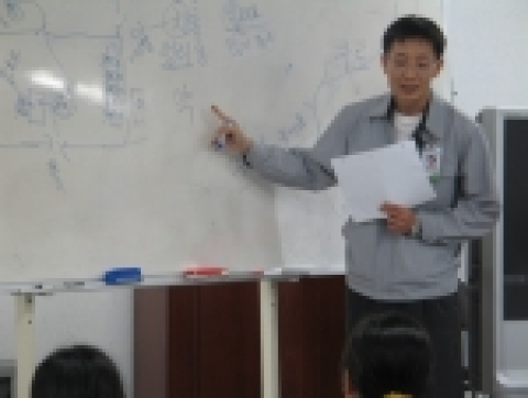 지역 농촌으로 시집온 베트남 신부들에게 한국어를 가르치고 있는 월성원자력본부 직원인 권영철 과장
