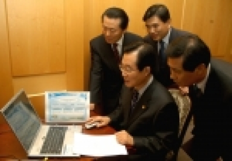 성윤갑 관세청장은 2005.10.27.(목) 서울세관 10층 대회의실에서 윤석호 삼성SDS부사장 등과 함께 통관단일창구(Single Window)에 대한 시범운영 행사를 가졌다.