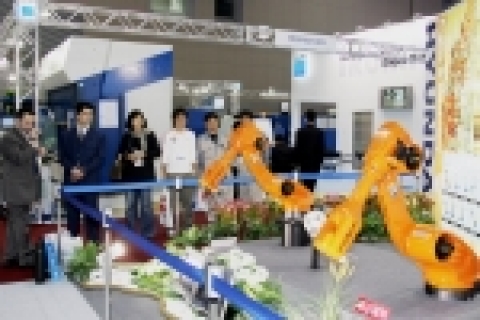 한국기계산업대전에서 관객들의 이목을 집중시킨 로봇 축구 묘기