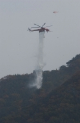 27일 오후 2시 경기도 가평군 청평댐 일대에서 산불전문예방진화대 등 진화인력 400여명과 산림헬기 등 11대의 헬기와 소방차, 진화장비 등이 투입되어 민.관.군 합동 산불진화시범