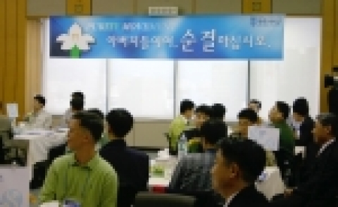 신한은행은 10월15일부터 10월29일까지 매주 토요일마다 신한은행 본점대강당에서 신한은행 직원들을 위해 직원만족 프로그램 중 하나인 “열린 아버지학교” 행사를 실시하고 있다.