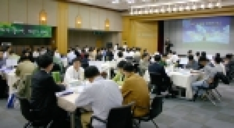 신한은행은 10월15일부터 10월29일까지 매주 토요일마다 신한은행 본점대강당에서 신한은행 직원들을 위해 직원만족 프로그램 중 하나인 “열린 아버지학교” 행사를 실시하고 있다.