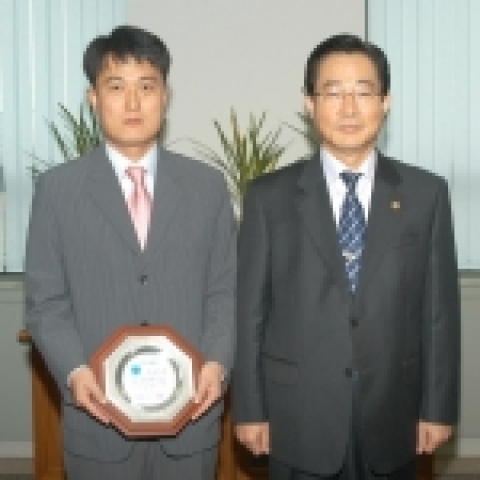 성윤갑 관세청장(사진 오른쪽) 2005.10.28. 정부대전청사 1동 관세청에서 중국산 건고추등 밀수입 사범을 검거한 부산세관 오해식(36세, 조사전문관)을 10월의 관세인으로 선
