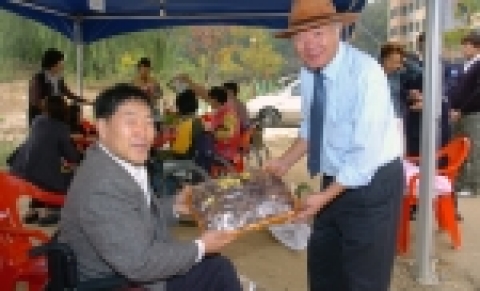 충남대학교 학생생활관은 10월 28일(금) 낮 12시 충북 청원군 현도면에 위치하고 있는 장애인 복지시설 ‘소망의 집’의 원생 15명을 초청해 ‘바베큐 파티’를 열었고, 점심 식사