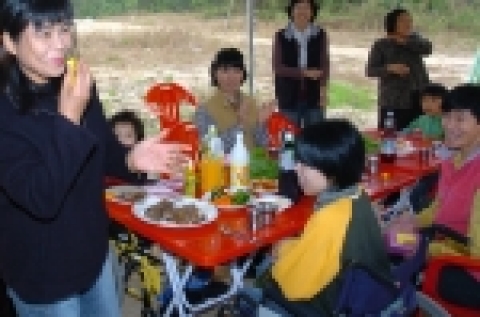충남대학교 학생생활관은 10월 28일(금) 낮 12시 충북 청원군 현도면에 위치하고 있는 장애인 복지시설 ‘소망의 집’의 원생 15명을 초청해 ‘바베큐 파티’를 열었고, 점심 식사