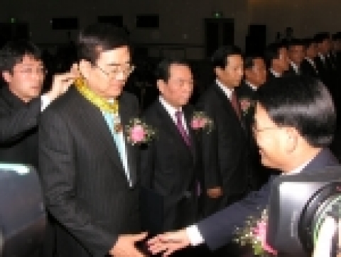 조양호(趙亮鎬) 대한항공 회장이 28일 서울 전경련회관에서 열린 제25회 항공의 날 기념식에서 국가 경제 및 항공 산업 발전에 기여한 공로로 추병직 건설교통부 장관으로부터 국민훈장
