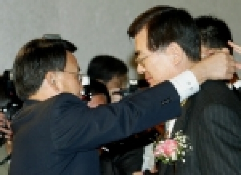 조양호(趙亮鎬) 대한항공 회장이 28일 서울 전경련회관에서 열린 제25회 항공의 날 기념식에서 국가 경제 및 항공 산업 발전에 기여한 공로로 추병직 건설교통부 장관으로부터 국민훈장