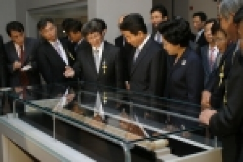 노무현 대통령과 귀빈들이 박물관 관람하는 모습