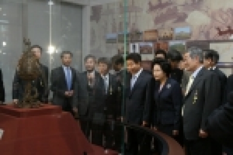 노무현 대통령과 귀빈들이 박물관 관람하는 모습