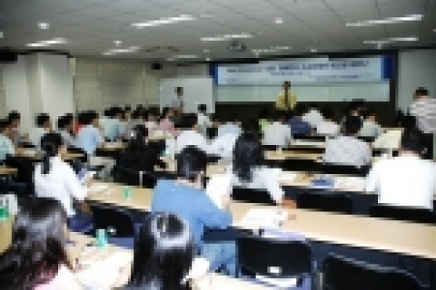 지난 8월 MDS테크놀로지에서 개최한 제2회 임베디드 소프트웨어 테스팅 세미나에서 이 분야 최고 전문가인 바트 브로크만씨가 강연하고 있는 모습.