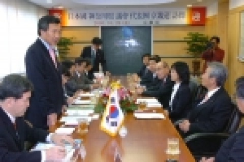 손학규 경기도지사가 28일 화성 제암리 23인 묘역을 찾아 참배한 후 경기도청을 찾은 일본 가나가와현 의회 마키시마 이사오(牧島 功,자민당) 의장 등 대표단에게 인사말을 하고 있다.